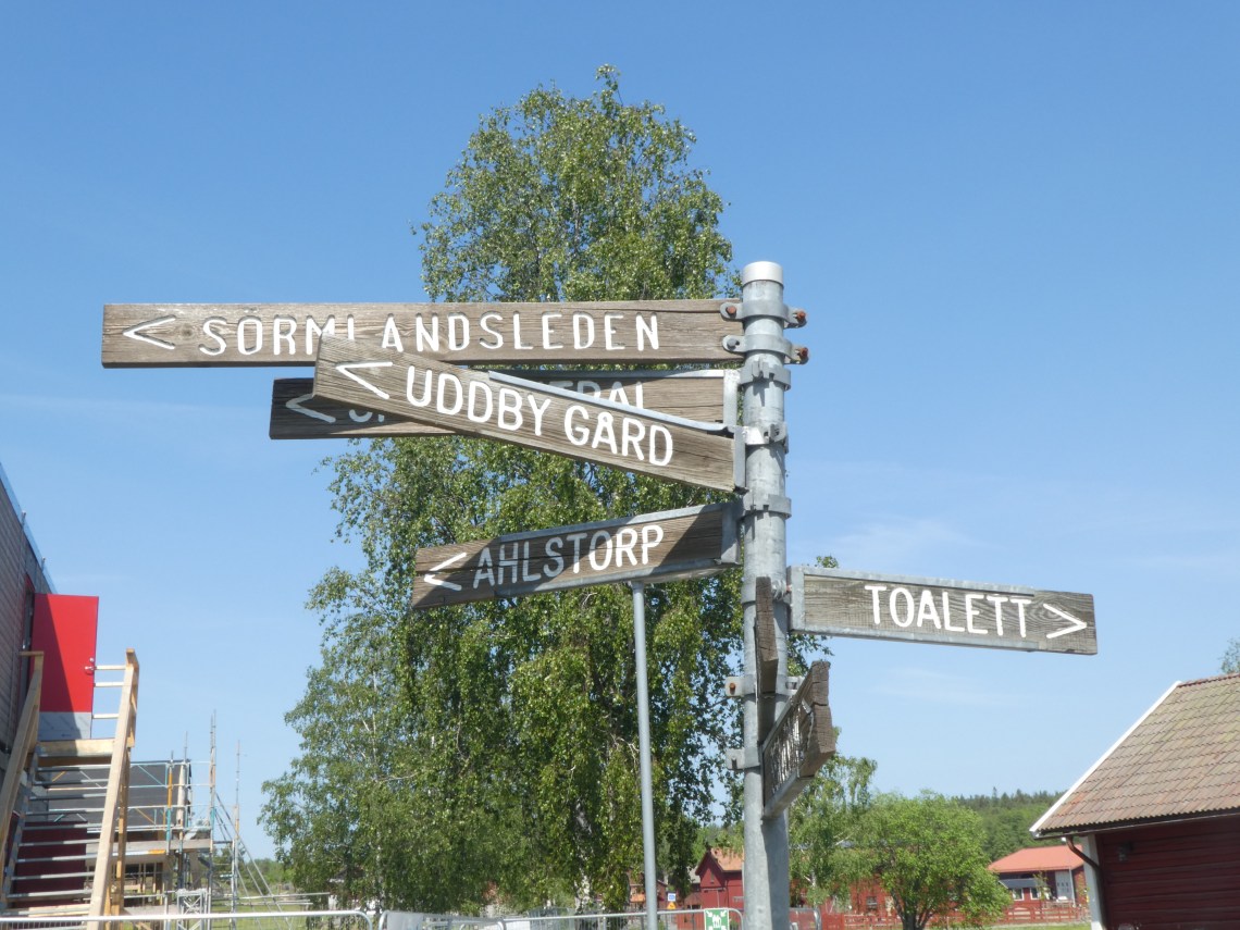 Skylt med texten Sörmlandsleden, Uddby gård, Ahlstorp, Toalett